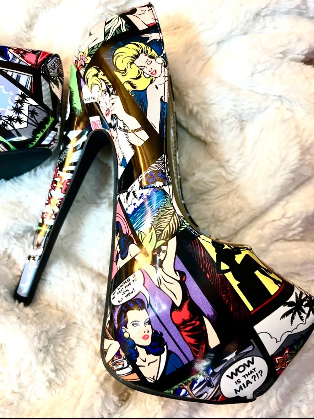 Comic Book Print Patent Leather Stiletto Heel Platform Pumps Size 6 NWT